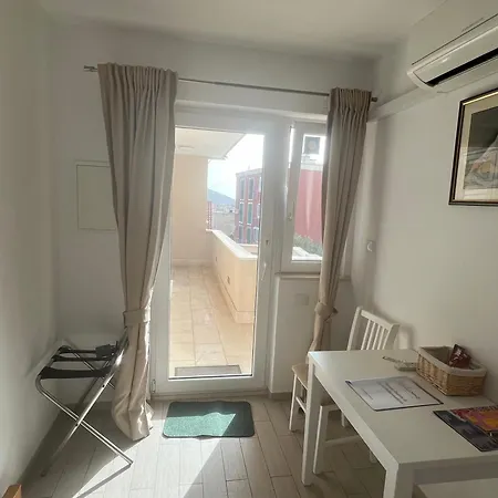 Apartman Violeta 3 *