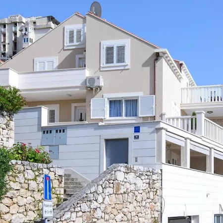 Violeta 3 Apartman *
